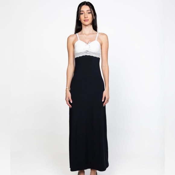 Elegant Black and White Women's Dress - Picture 2 of 8